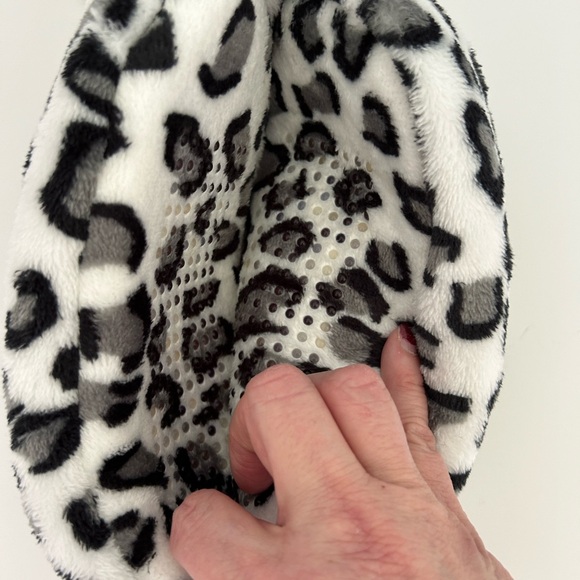 BNWT Leopard Print Fleeced Lime Grip Bottom Slippers Size 9 - 10 - Picture 4 of 4